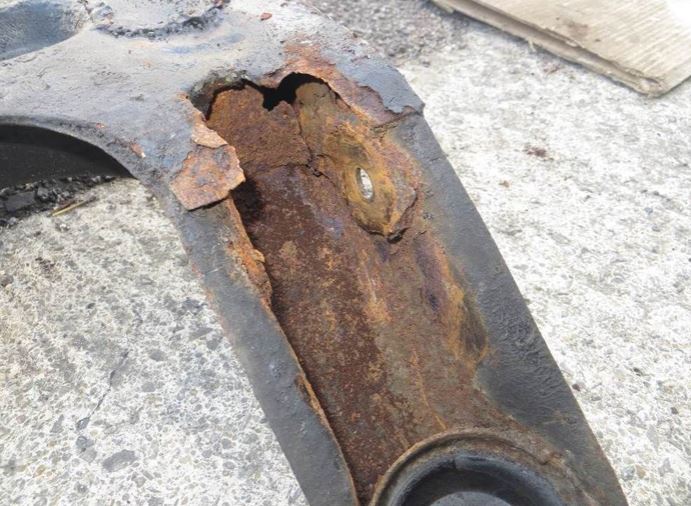 Triumph TR7 subframe - rusty 2.JPG